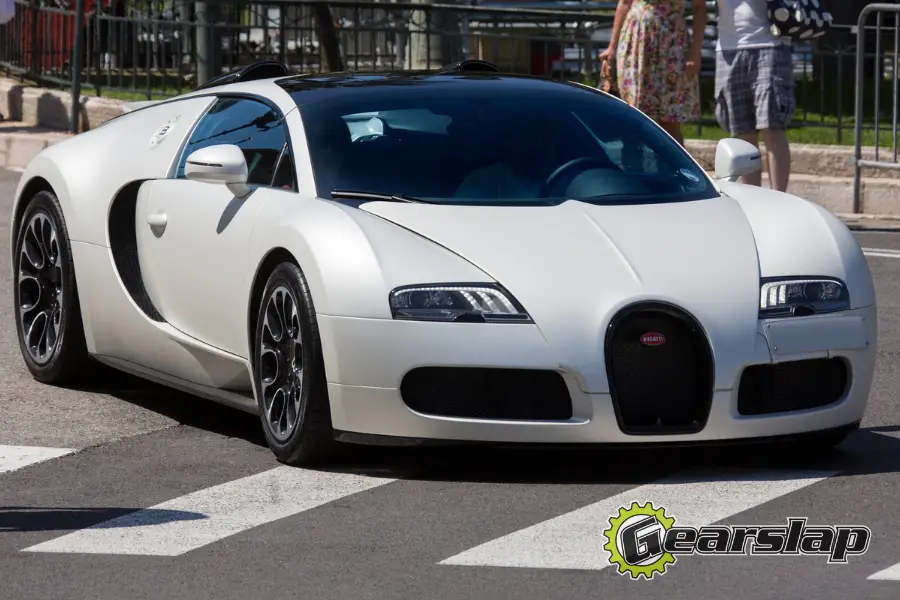 Amazing White Bugatti Veyron on the street 900x600 1