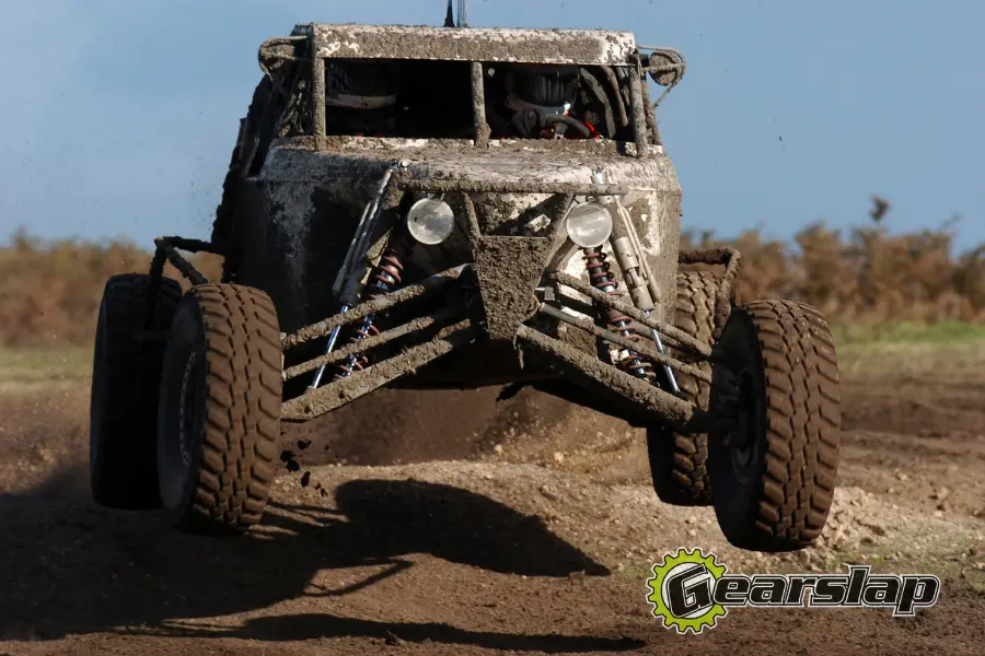 offroad racer going through mud dirt for racing blog 900x600 1